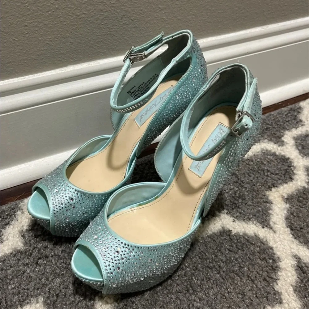 Heels - Picture 5 of 7